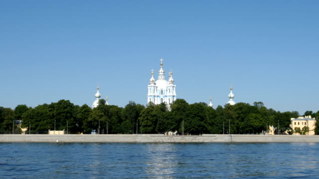 Ve-a-la-Catedral-de-Smolny,-desde-el-Rio-Neva---St.-Petersburg,-Rusia
