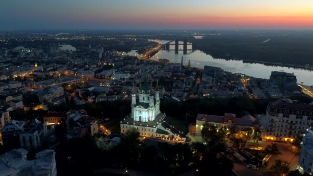 Vista-aérea-amanecer-de-la-iglesia-ortodoxa.-Iglesia-de-San-Andrés-en-Kiev,-Ucrania
