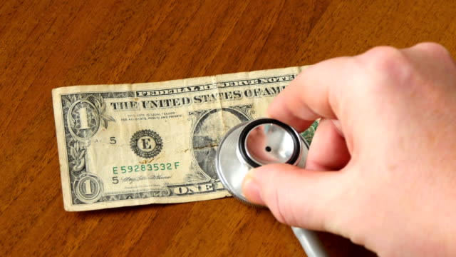 Stethoskop-auf-einen-Dollar-Geld-Geldschein