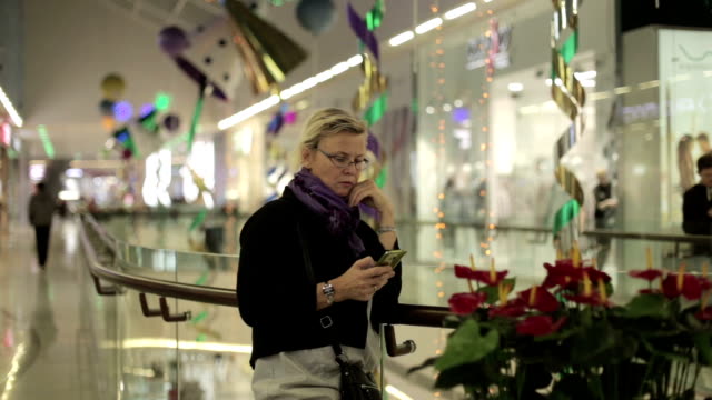 Woman-in-the-mall-talking-on-the-phone
