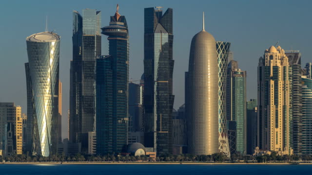 Horizonte-de-timelapse-de-Doha-en-Qatar-muy-temprano-en-la-mañana