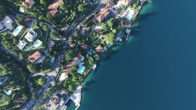 Panorama-del-precioso-lago-de-Garda-rodeado-por-montañas,-Italia.-Video-tiro-con-abejón