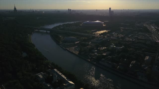 Russland-Sonnenuntergangszeit-Moskau-Fluss-Stadtbild-Luzniki-Stadion-Komplex-aerial-Panorama-4k