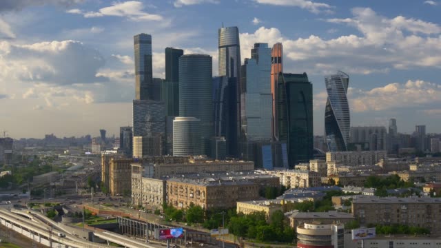 Russlands-sonniger-Sommer-Tag-Moskau-Block-Verkehr-Ringstraße-Antenne-Stadtpanorama-4k