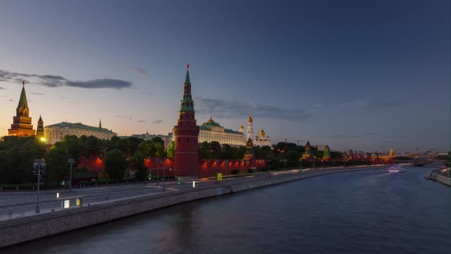 Sonnenuntergang-Dämmerung-Moskau-Fluss-Kreml-Verkehr-Bucht-Panorama-4-k-Zeit-hinfällig,-Russland