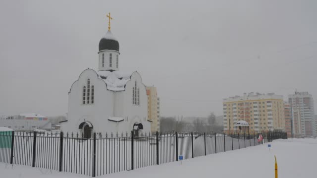 Orthodoxe-Kirche-der-Stadt-im-Schnee