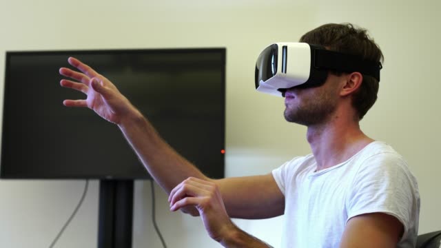 Mann-mit-Vr-Brille-Kopfhörer-versuchen,-Objekte-In-der-virtuellen-Realität-zu-berühren.