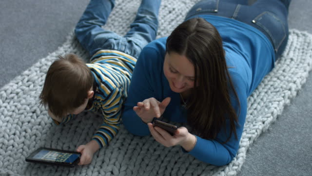Mutter-und-Sohn,-die-Vernetzung-mit-digitalen-Geräten