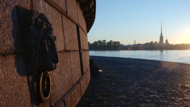 Löwenkopf-Skulptur-auf-die-Spucke-von-Vasilievsky-Insel-am-frühen-Morgen---St.-Petersburg,-Russland
