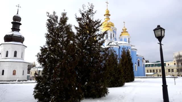 Catedral-de-cúpulas-doradas-San-Miguel,-la-en-un-día-claro-de-invierno.-Kiev