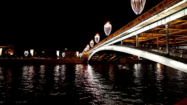 Puente-de-piedra-cerca-de-Kremlin-(de-noche),-la-vista-más-popular-de-Moscú,-Rusia