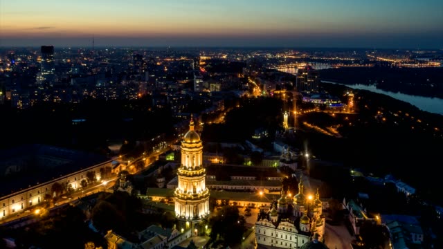 Kiev-Pechersk-Lavra-con-iluminación.-Lapso-de-tiempo-de-noche-aérea.-Kiev,-Ucrania