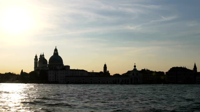 Edificios-históricos-en-Venecia,-atractivo-turístico,-viaje-de-agua,-visión-desde-el-barco