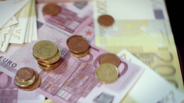 Rotierende-Euro-Banknoten-und-Münzen.-Stapel-der-Euro-Währung