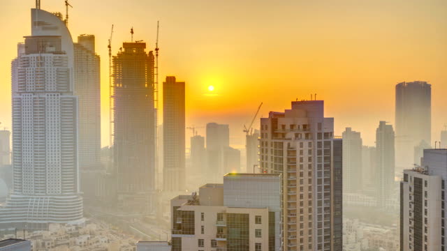 Amanecer-de-niebla-por-la-mañana-en-el-centro-de-Dubai-timelapse