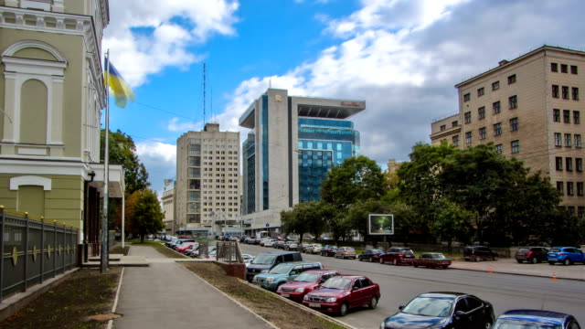 Historic-buildings-and-hotels-on-independence-avenue-near-Freedom-Square-in-Kharkov-timelapse-hyperlapse,-Ukraine
