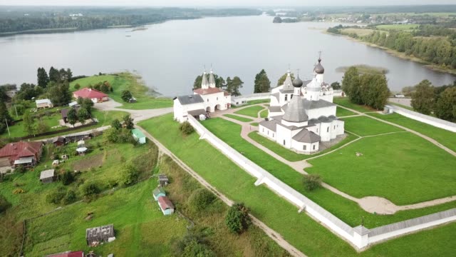 Das-Kloster-Ferapontov.-Borodaevsky-See.-Russische-Landschaft