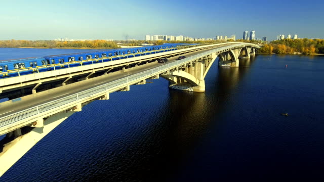 Tren-en-movimiento-en-el-puente-de-Metro-a-través-del-río-Dnipro,-en-Kiev.-Aérea.