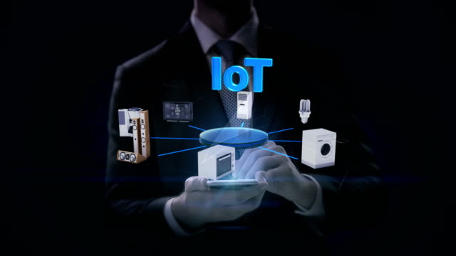 Smartphone-táctil-de-empresario,-'IoT'-conectar-monitor-microondas,-bombilla-de-luz,-lavadora,-aire-acondicionado,-audio,-pote-del-café,-inteligente-Electrodomésticos,-4-película-de-k.