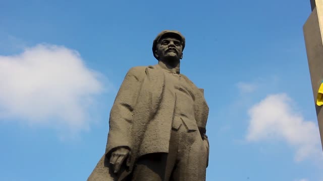 Lenin-Square-Statue-Donetsk-Ukraine--2
