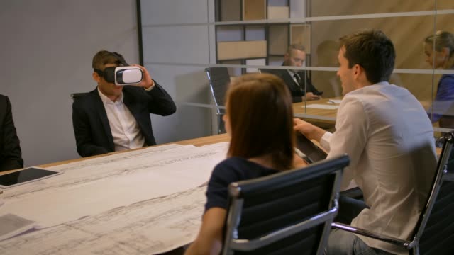 Empleado-y-sus-colegas-trabajan-con-el-concepto-de-tecnología-VR-futuro-y-dibujo