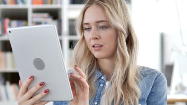 Weibliche-Casual-Designerin-Browsing-Internet-auf-dem-Tablet