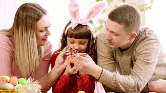 toda-la-familia-decora-un-huevo-para-las-vacaciones-de-Pascua.