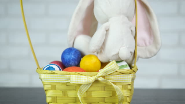 Conejo-de-Pascua-con-una-cesta-de-huevos.