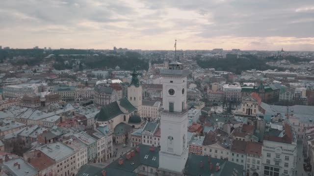 Panorama-aéreo-de-la-antigua-ciudad-europea-Lviv,-Ucrania.-Ayuntamiento,-Ratush