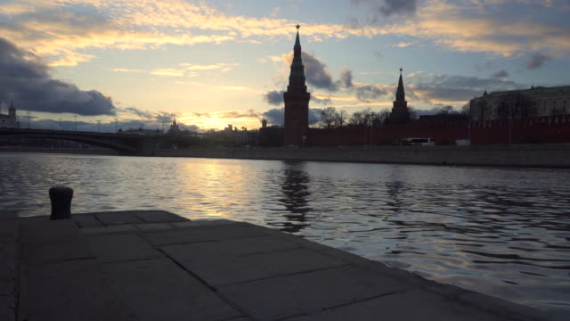 Panoramablick-auf-den-Moskauer-Fluss-bei-Sonnenuntergang-Dolly-Schuss