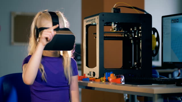 Scholl-Girl-en-3D-gafas-de-realidad-virtual-estudio-tecnolgies-innovadoras-en-el-laboratorio-escolar.-4k.
