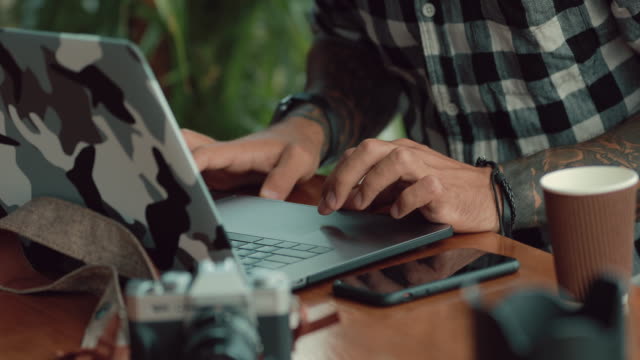 Hombres-manos-Freelancer-trabajando-por-ordenador-portátil-en-el-café-de-cierre