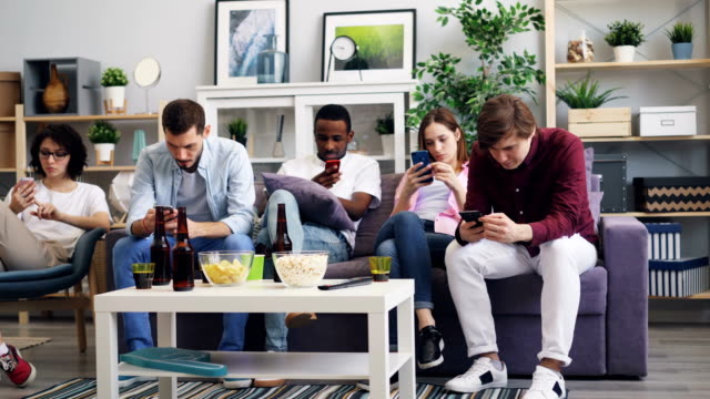 Millennials-mit-Smartphones-zu-Hause-genießen-Social-Media-surfen-im-Internet
