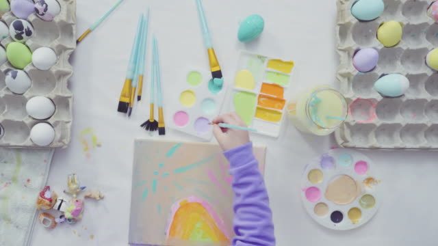 Niña-y-su-madre-pintando-proyecto-de-arte-de-Pascua