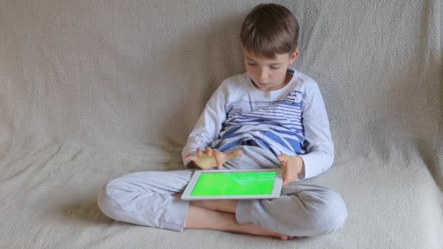 adolescente-juega-en-la-tableta