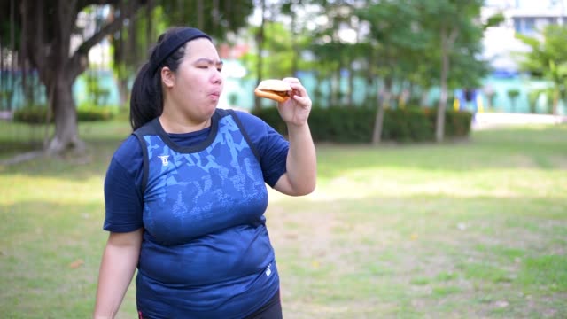 Women-are-exercising-and-eating-a-hamburger