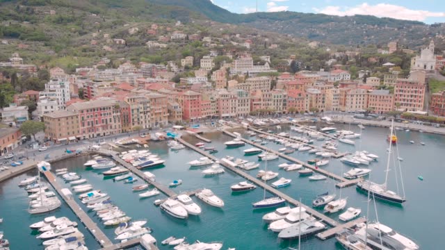 Disparo-aéreo.-Santa-Margherita-Ligure-es-una-hermosa-ciudad-turística-en-la-costa-de-Liguria-en-Italia.-Vista-desde-la-bahía,-en-el-marco-del-yate-y-el-muelle-de-la-ciudad,-con-hermosas-casas