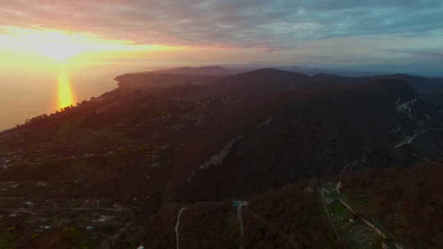 Vista-aérea-del-paisaje-marino-con-una-hermosa-puesta-de-sol.-New-Athos,-Abjasia