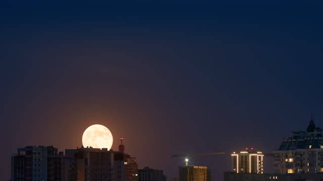Timelapse-full-moon-rising-ower-cityscape-in-Kyiv-1080p-60fps