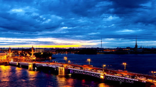 San-Petersburgo,-abriendo-el-puente-del-Palacio.-Vista-de-fotografía-de-lapso-de-tiempo-desde-el-techo-hasta-la-zona-de-agua-de-Neva,-la-fortaleza-de-Pedro-y-Pablo,-el-puente-del-Palacio-y-el-espigón-de-la-isla-Vasilievsky