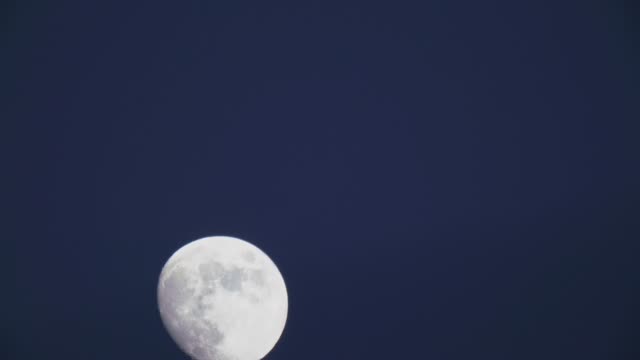 timelapse-of-moon-evening-to-night