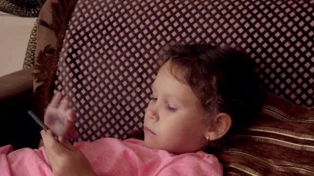 Kleines-Mädchen-spielt-im-Spiel-auf-dem-Smartphone