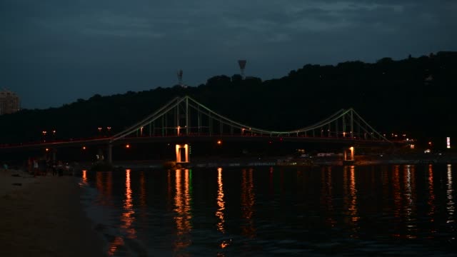 Kiew-pedastrian-Brücke-Beleuchtung-auf-Dnipro-Fluss-Reflexion-Ukraine-Reisen