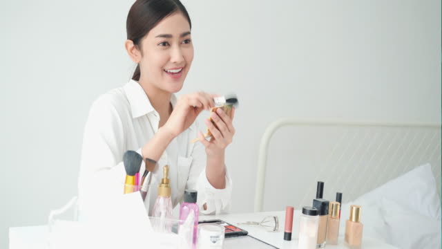 Asiatische-schöne-Frau-leben-Lehre-über-Schönheit-Make-up-online.-Frau-posiert-vor-der-Kamera-im-Studio.-Konzept-von-Schönheit,-Mode-und-Kosmetik.