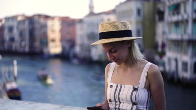 Atractiva-mujer-viajeda-buscando-información-sobre-lugares-de-exposición-en-Venecia