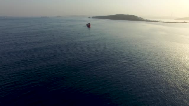 Paisaje-marino-del-estrecho-del-Bósforo-Oriental-en-la-luz-de-fondo.
