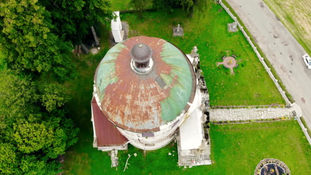 Verlassener-katholischer-Tempel-in-einem-kleinen-Dorf