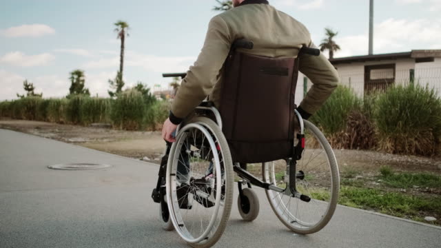 Außenweg-des-Mannes-im-Rollstuhl