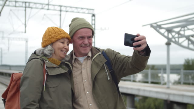 Senior-Paar-macht-Selfie-auf-Bahnhof