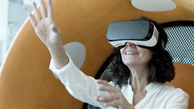 Smiling-woman-in-vr-headset